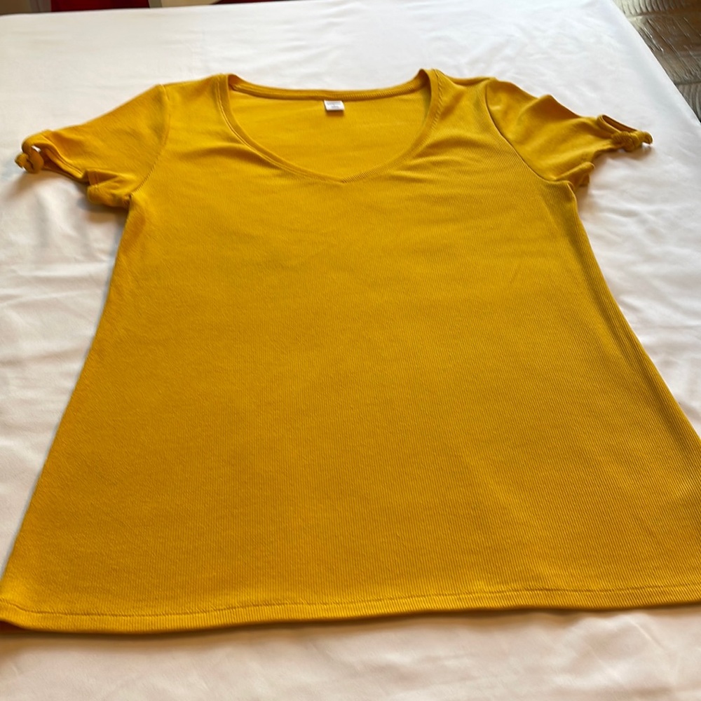 Women’s Old Navy Yellow V-neck Ribbed Top JLN!